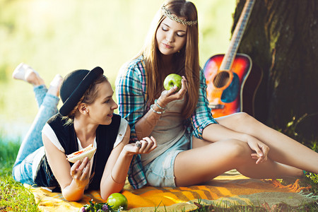 白种人帽子两个在公园野餐的女生在公园里野餐年轻的图片