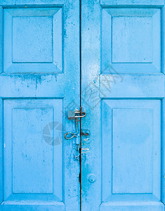 丰富多彩的粗糙家旧蓝木门锁在新主钥匙的上老乡间房子图片