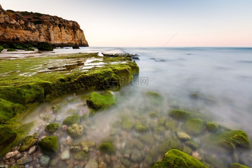 葡萄牙阿尔加维拉各斯波图德莫海滩的绿石旅行头浪潮图片