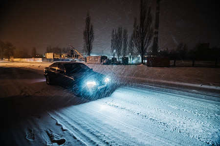 晚上开车在雪地路外面下了很多雪冬天降圣诞节图片