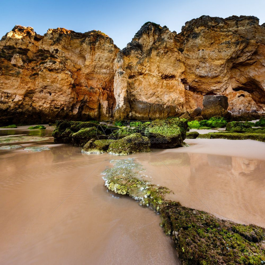 葡萄牙阿尔加维拉各斯波图德莫海滩的绿石卵悬崖早晨图片