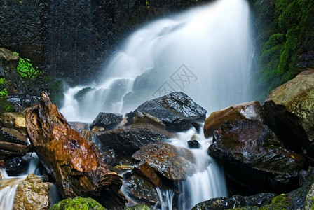 公平的小瀑布有苔石长期接触荒野山图片