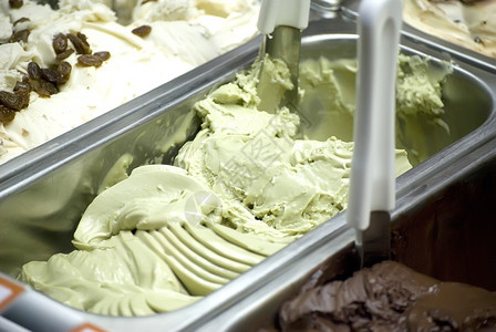 育肥金属盒中美味的冰淇淋对待绿色图片