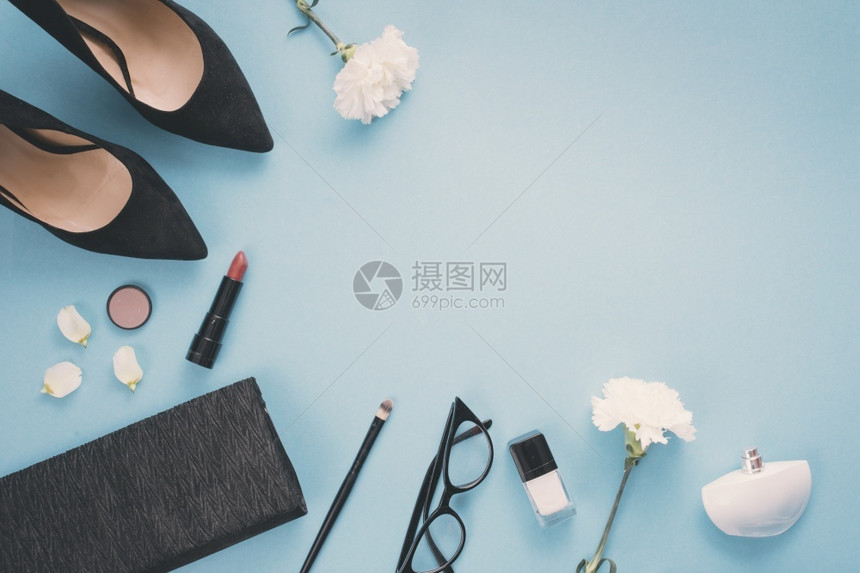 新娘铅笔白花配有化妆品的妇女鞋桌最佳图片