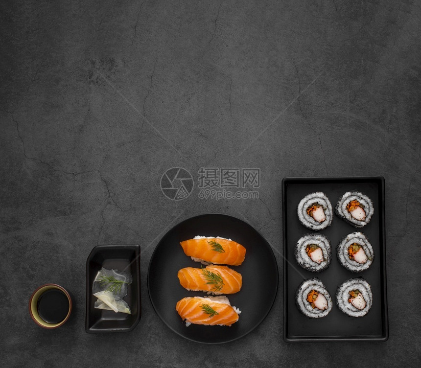 平板上面有带复制空间的makinigiri寿司亚洲结石牛油果图片