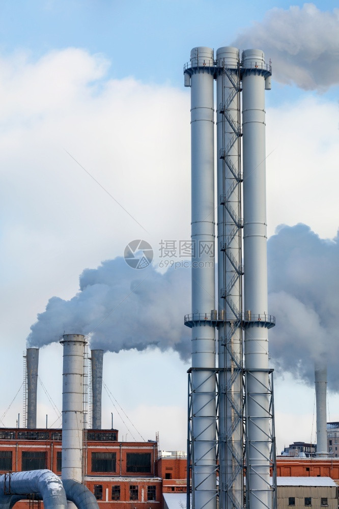 取暖季节冬天空背景下城市热站的烟囱复制空间垂直图像城市热站升空的烟雾和蒸汽垂直图像复制空间抽烟自然造业图片