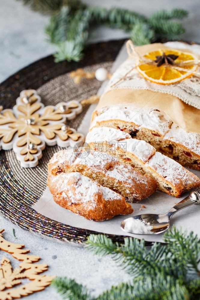 斯通伦是坚果香料干或罐头水的面包涂有糖粉和这是圣诞节季吃的传统德国面包新年预产期饼干散景传统的图片