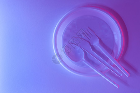 紫色餐具氖紫色和粉红用尼龙平板顶视复制空间横向生态零废物环境污染概念的可塑兑换盘子勺刀白底叉取出一顿饭背景