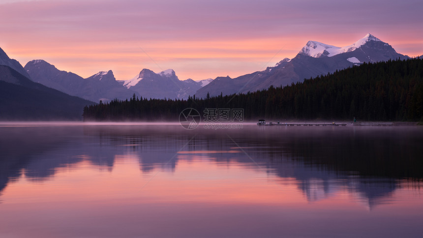 加拿大艾伯塔州贾斯珀附近马利涅湖早晨有情绪长距离全环境图象旅游早期的国民图片