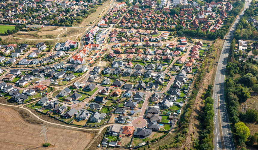屋顶拍照单身的德国郊区空中景象有街道和许多小家庭屋供使用由一名陀螺仪摄影机拍图片