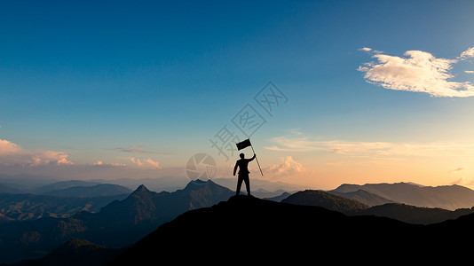 爬上山顶励志的商业成功领导和就概念等日落天空背景商业领导力和成就概念上山顶悬挂的商人周刊黑色生长背景