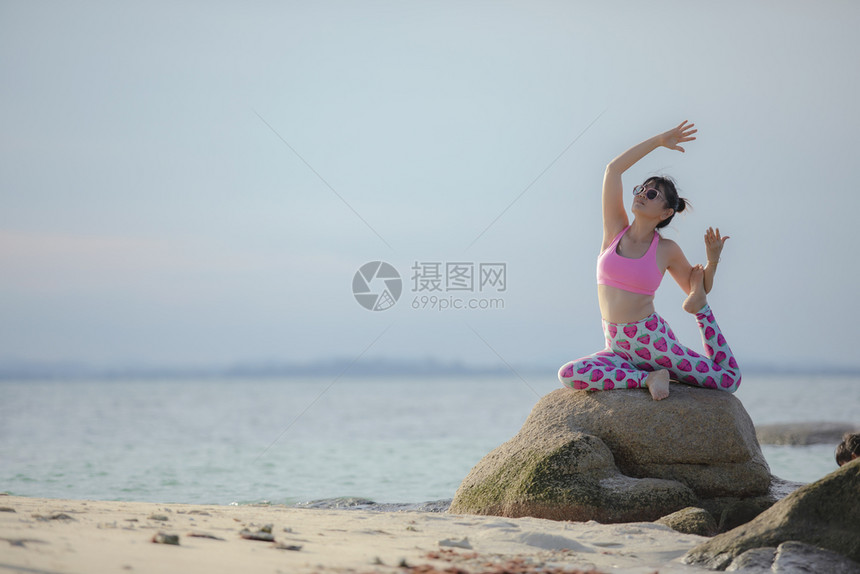 放松岛ThailandRAYONGThailandMay2018年三名亚洲女在海边做瑜伽拉紧图片