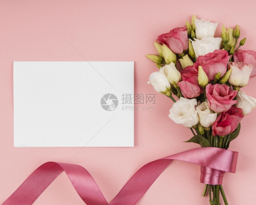 美丽的玫瑰花束配有空白的纸牌解析和高品质的美丽照片顶端视图美丽的玫瑰花束配有空卡片高质量的漂亮照片概念粉彩婚礼桌子图片