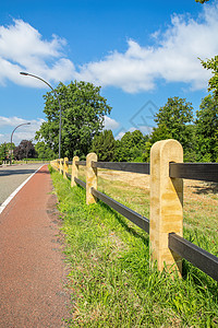 空的分离荒凉在荷兰自行车道和公路上设置栅栏图片