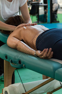 健康活动后接受治疗师专业按摩的妇女人数由医生提供指压身体竞技图片