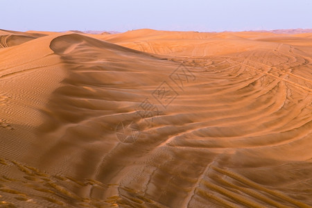 联合的旅行海浪粉红岩沙漠的迦迪拜阿联酋图片