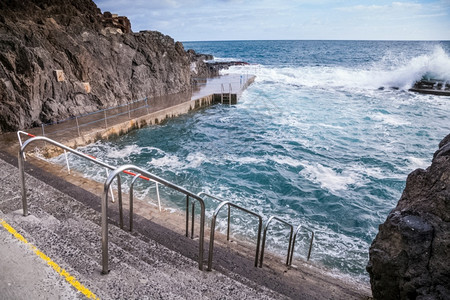 焦维纳佐带栏杆的石铺面下海带栏杆的石铺面下海冷静的晴天古老背景