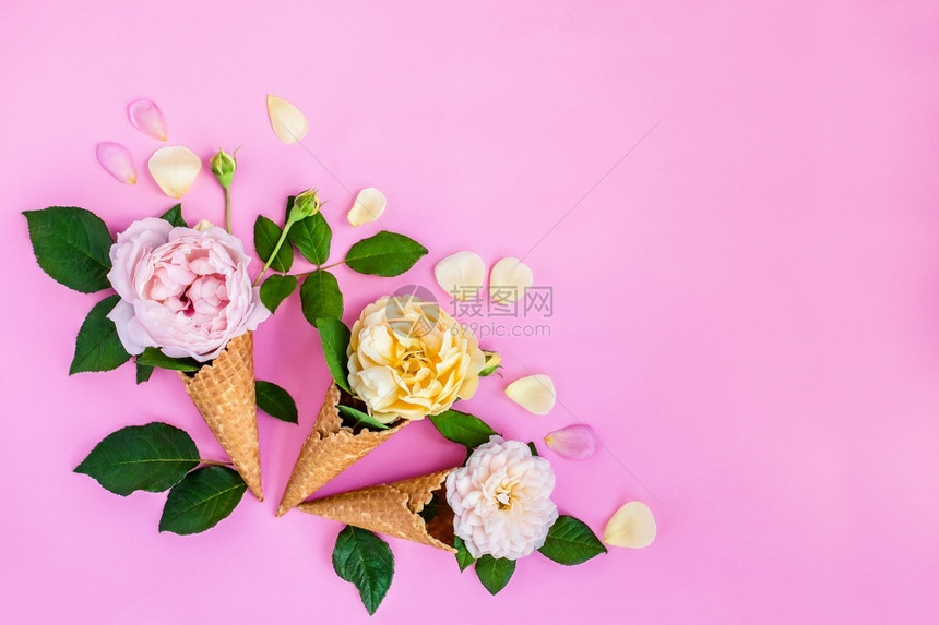粉红背景有松饼和华夫天然口味粉红背景还有黄豆和华夫饼巧克力奶油的有机图片