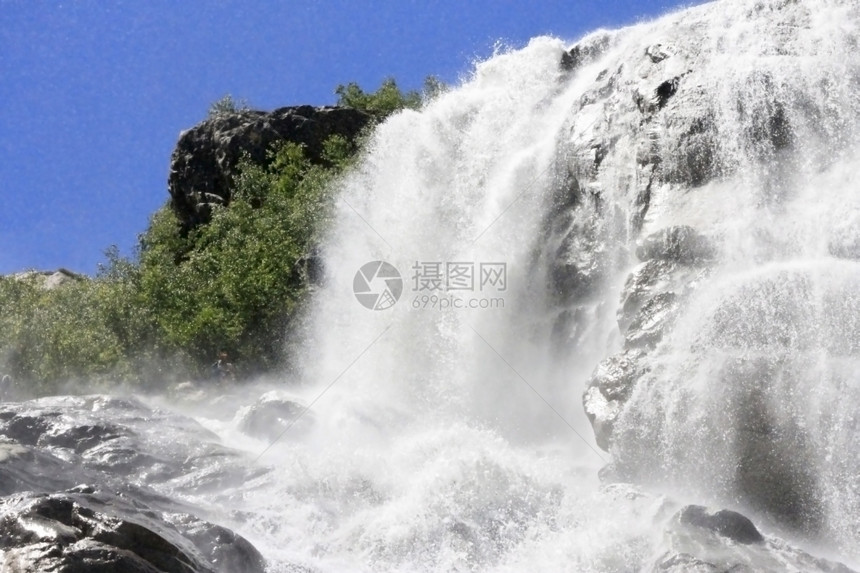 悬崖透明阿利贝克瀑布Dombay山脉北高加索栋贝图片