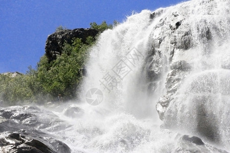 悬崖透明阿利贝克瀑布Dombay山脉北高加索栋贝高清图片