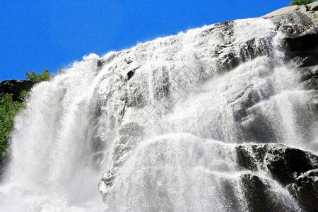 悬崖丰富多彩的阿利贝克瀑布Dombay山脉北高加索天空图片