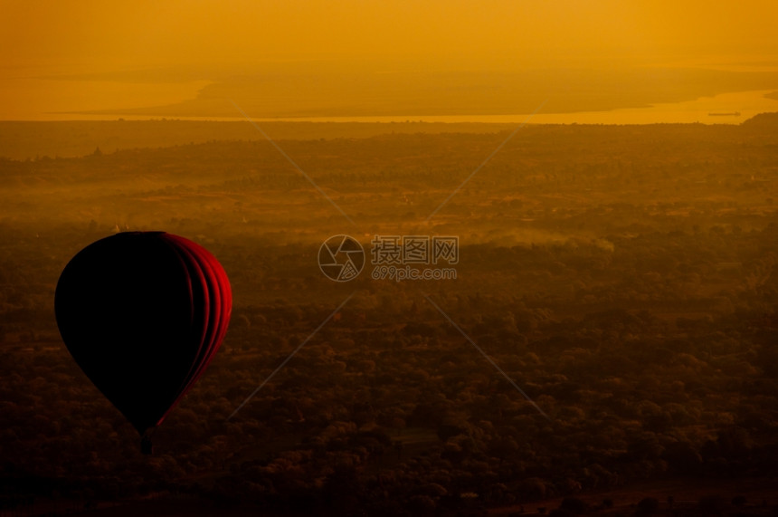 清晨缅甸Bagan平原上的热气球橙早晨亚洲图片