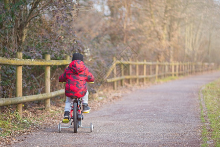 路上骑车而自行车的孩子图片
