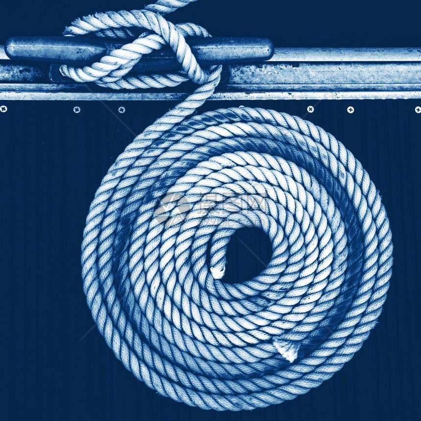 在20年经典蓝色拖网的彩码头上紧贴着一扇领带的绳索血管正方形色调图片