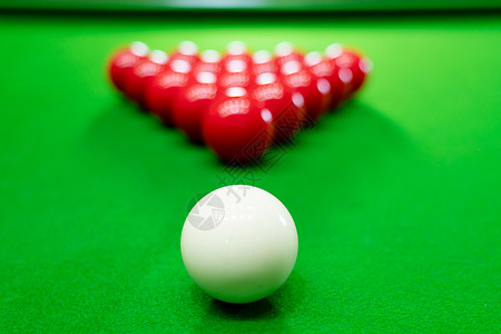 台球海报蓝色桌上的多彩Biliard和Snooker球池游戏放松运动和幸福概念挑战架子象征背景