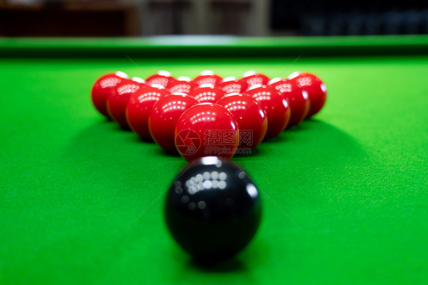 娱乐竞争的行动蓝色桌上多彩Biliard和Snooker球池游戏放松运动和幸福概念图片