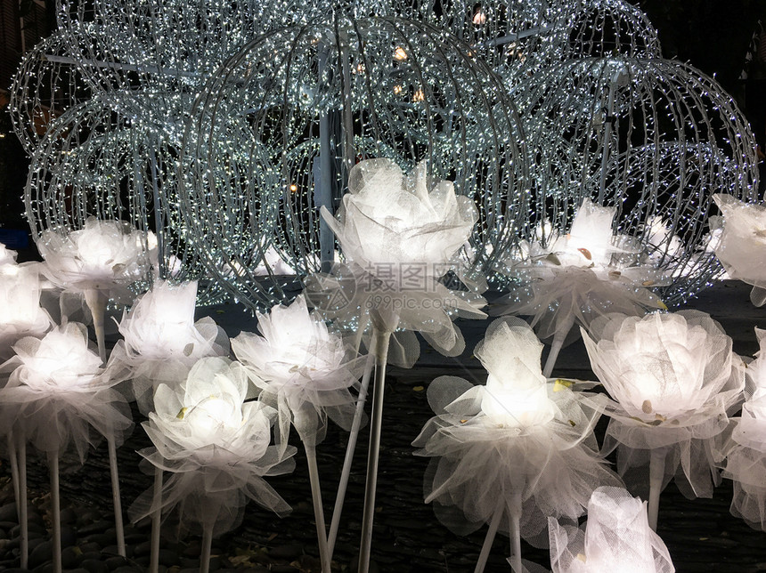 抽象的辉光在广场夜间花园装饰的形电气灯笼在广场的夜花园装饰现代的图片