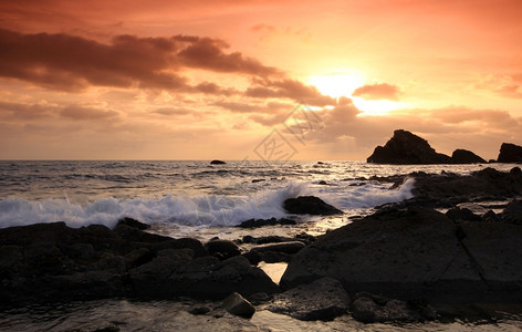 Dorset日落时穆佩湾的岩石水赛特多云的图片