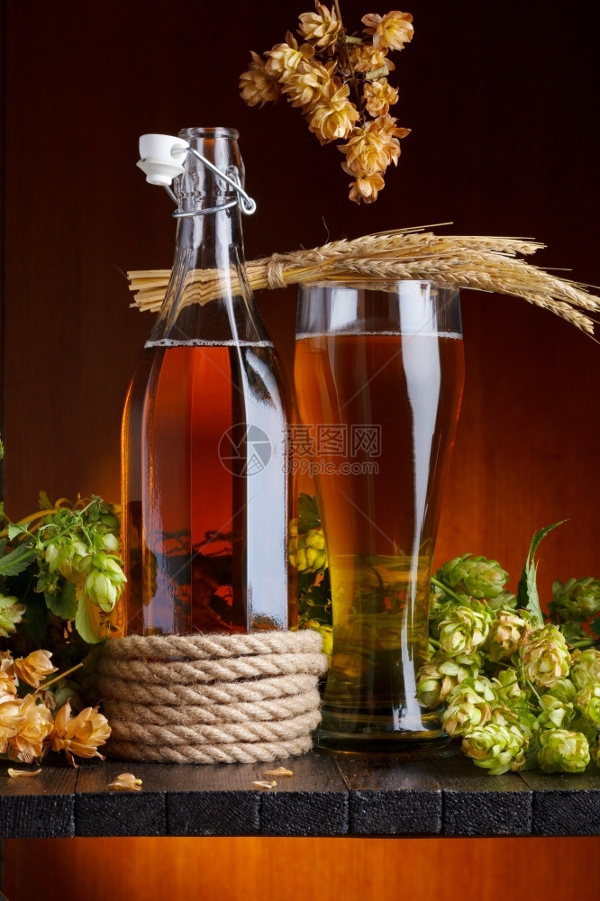 泡沫桌子啤酒和小麦在木制餐桌上透明图片