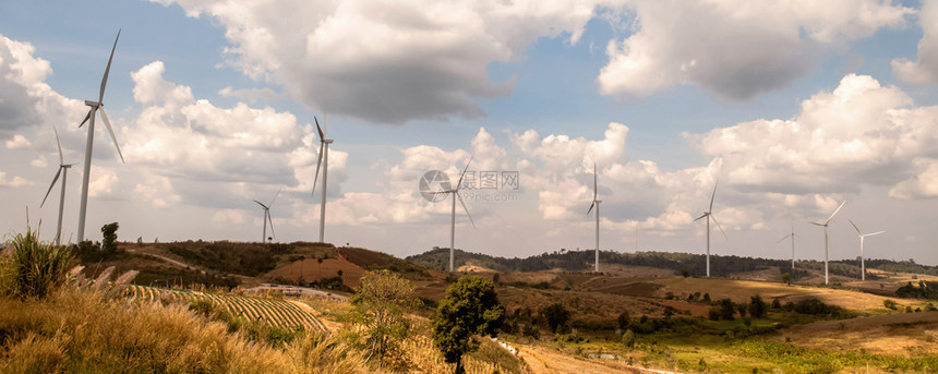 蓝色的阳光山丘上风涡轮机清洁能源概念景观图片
