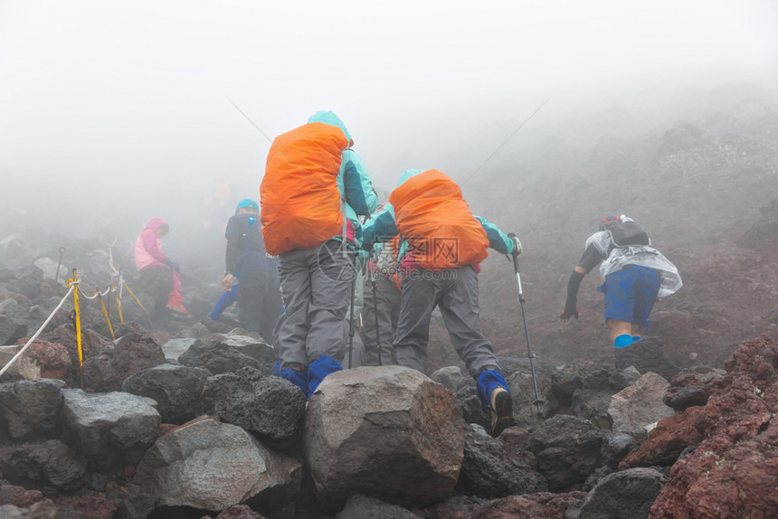 一群徒步者在藤山的足迹上徒步旅行者岩石登山图片