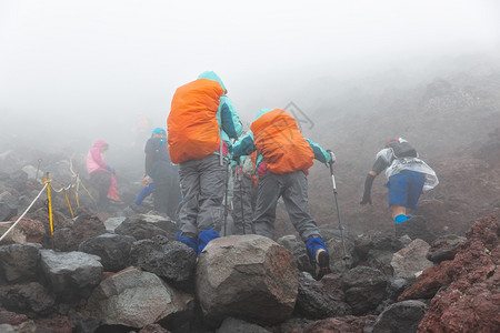 一群徒步者在藤山的足迹上徒步旅行者岩石登山图片