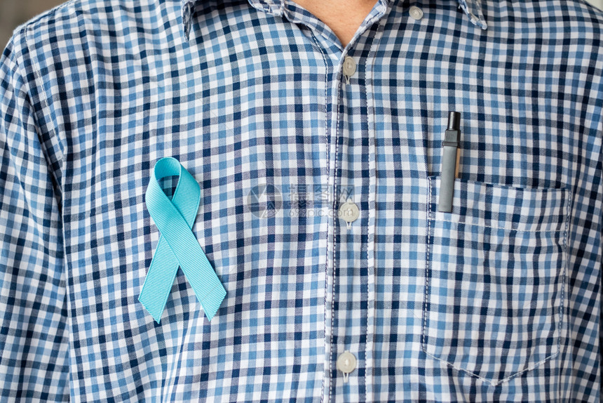 佩戴蓝色丝带预防癌症概念图片