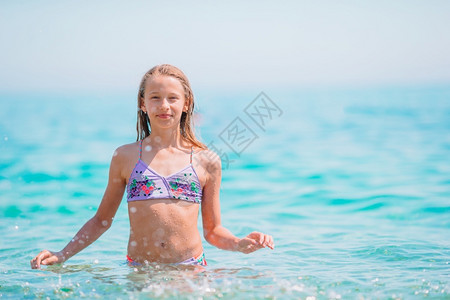 在海里玩耍的小女孩图片