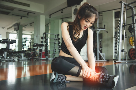 动主题素材腿关节炎事故亚洲女在健身房运动中心膝关节锻炼时受伤医疗和保健概念锻炼训练主题人们健康的生活方式和休闲动问题背景