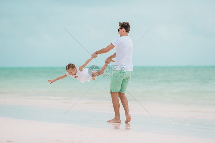 白色的情感喜悦快乐父亲和他可爱小女儿享受暑假快乐爸和他可爱的小女儿在热带海滩玩得开心愉快的欢父亲和他可爱的小女儿图片