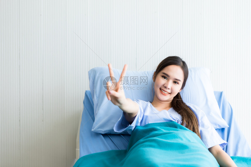 医院病床上微笑的女性图片