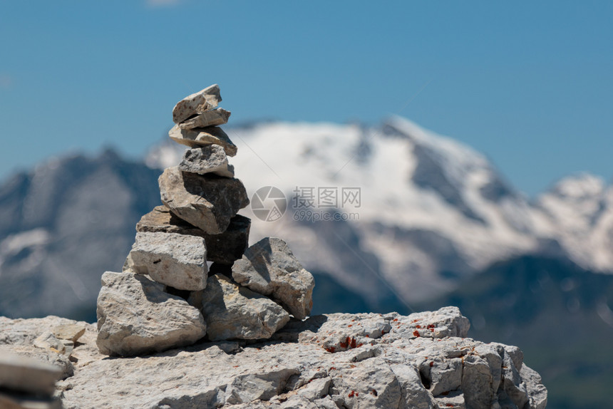 意大利语石头在多洛米山脉的脊夏季阿尔卑斯山背景中位于意大利多洛米人山丘平衡图片
