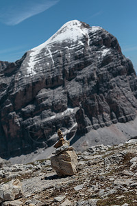 法尔滕象征松弛卵石夏季意大利多洛米特阿尔卑斯山的意大利多洛米特山脉和石头堆叠在一起背景