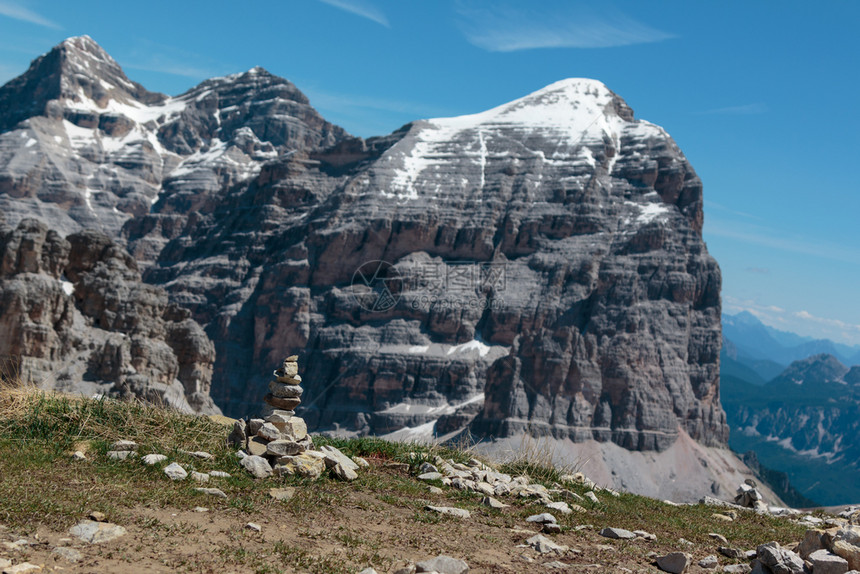自然每个佛教夏季意大利多洛米特阿尔卑斯山的意大利多洛米特山脉和石头堆叠在一起图片