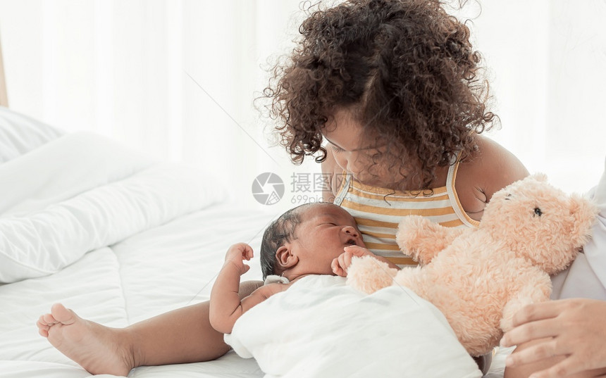 小女孩在照顾婴儿图片