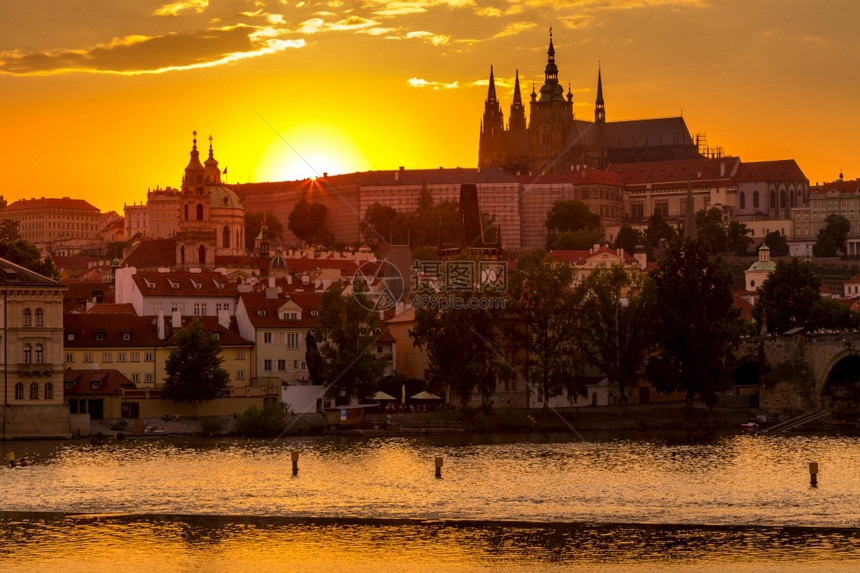 布拉格日落时的图片全景捷克桥晴天塔图片