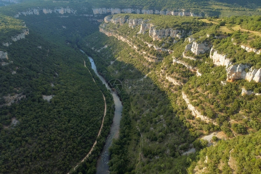 镜头深的Ebro河峡谷在西班牙布尔戈斯的空中观察西班牙布尔戈斯的Ebro河峡谷飞图片