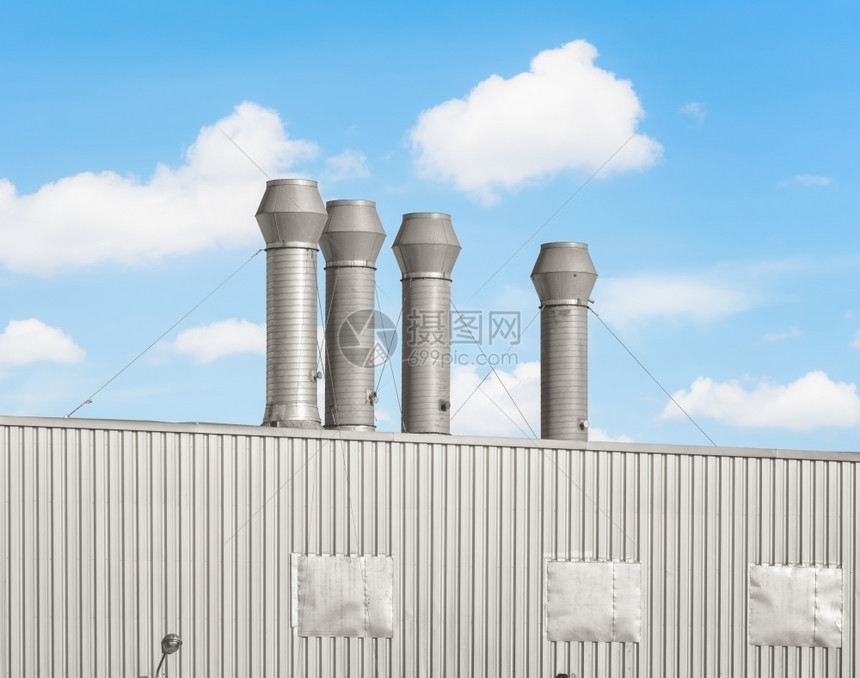 蓝色天空背景的工厂建筑屋顶上的空气管道或钢蓝天背景银屋面结构体图片