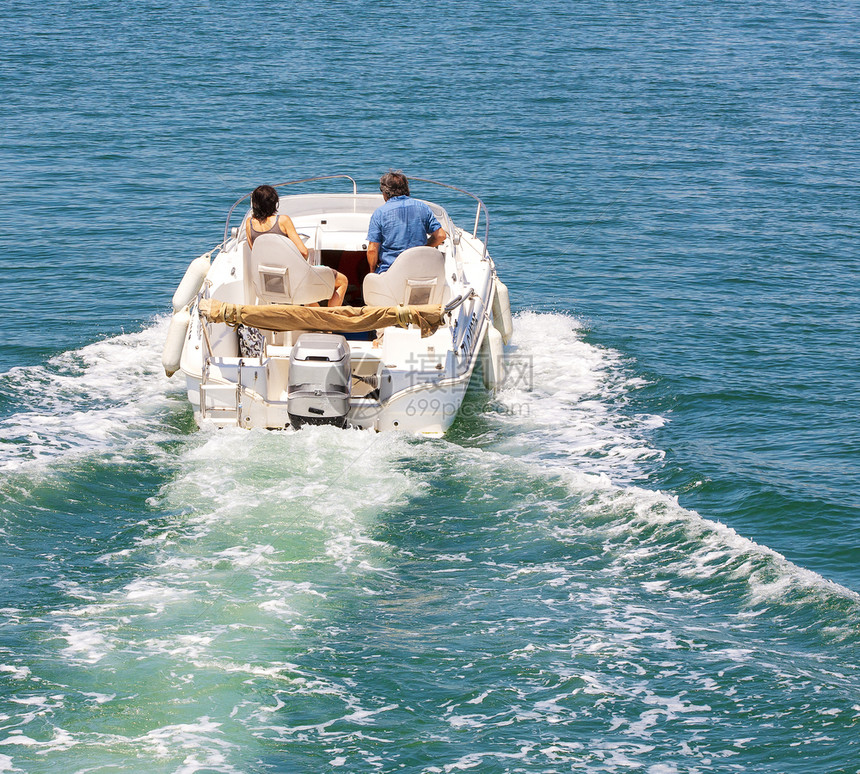 海上风景中已婚夫妇的机动船速度水乐趣图片