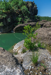 韦内蒂科斯水差距希腊威尼特科斯河峡谷希腊威尼迪科斯河希腊断裂中的岩石和头环境背景